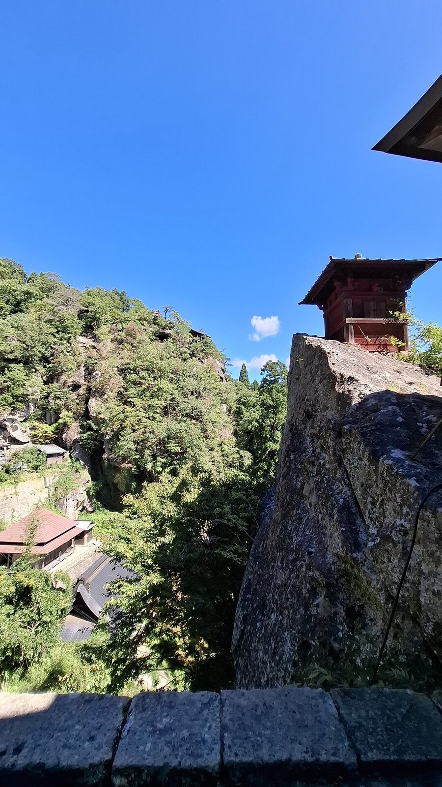 Wider view of the Nokyodo showing the full scale of the rock it sits on, with other temple buildings nearby