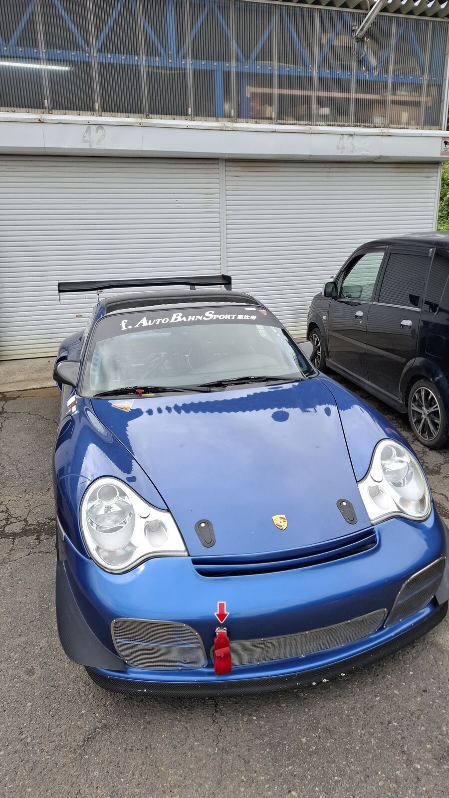 Blue Porsche 996 with Auto Blue Sports windshield banner