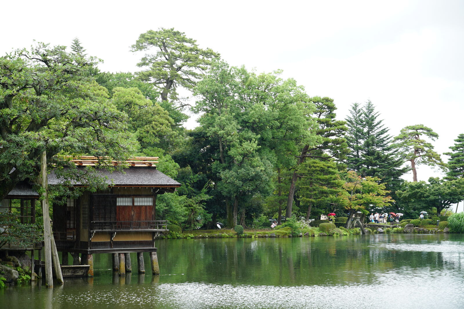 Uchihashi-tei tea house raised on wooden stilts over Kasumigaike Pond in Kenrokuen garden