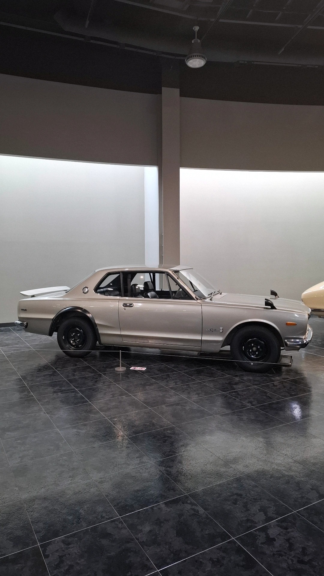 Hakosuka Skyline GT-R side profile in silver with black wheels, the car that started the GT-R legend